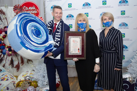 Самый длинный шарф в России подарят Деду Морозу