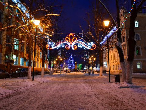 Новогоднюю столицу Русского Севера начали украшать к праздникам