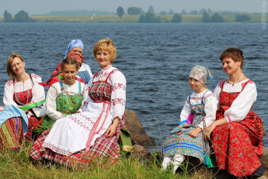Вологжанок приглашают к участию в фотоконкурсе «Мама и дети в национальных костюмах народов России»