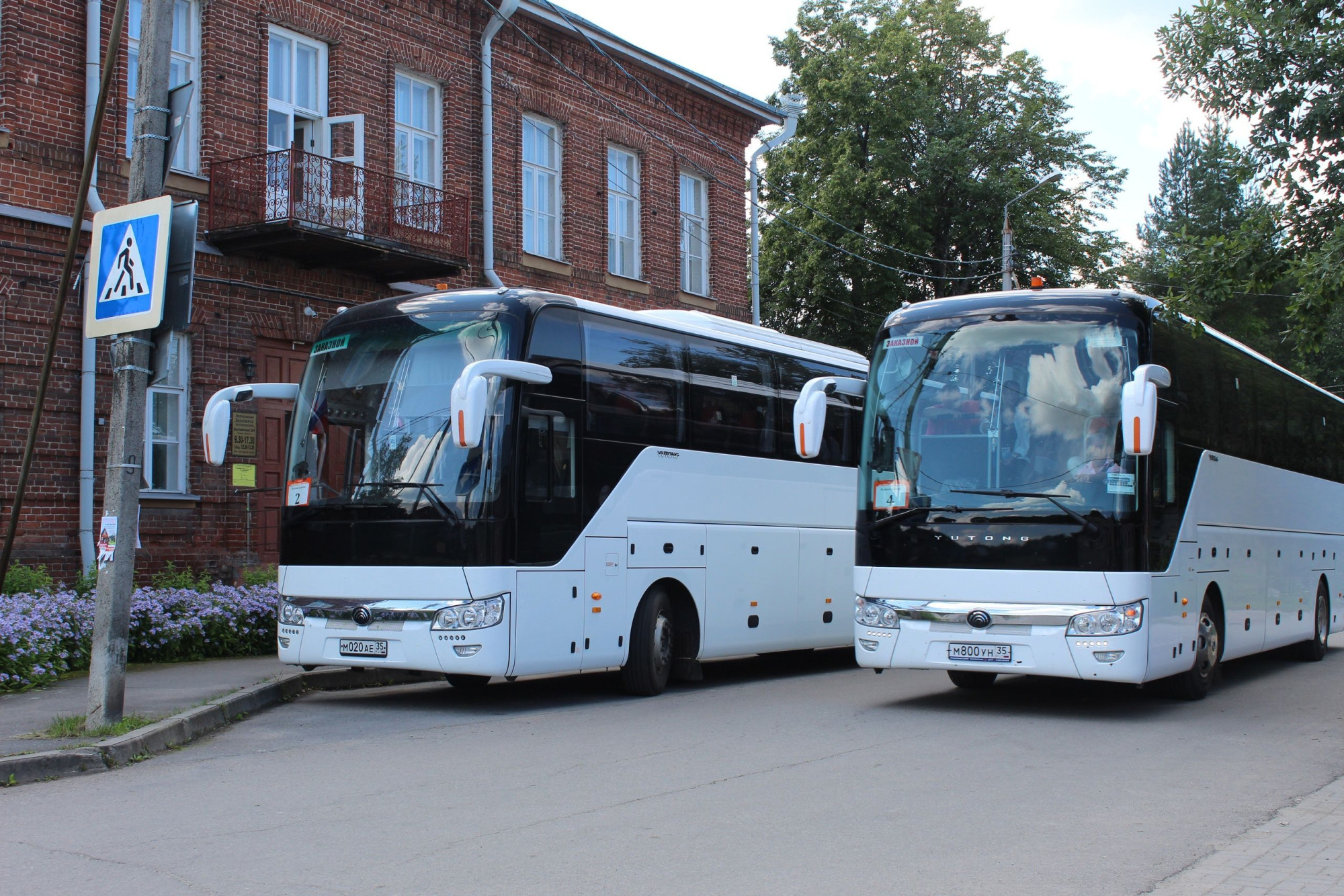 Туристические автобусы у здания Музея «Белозерск исторический». Автор – Белозерский областной краеведческий музей