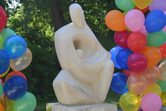Памятник материнству установили в Вологде на бульваре Пирогова