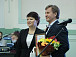 Лариса Каманина вручает награду Фёдору Суханову, руководителю издательства «Арника»