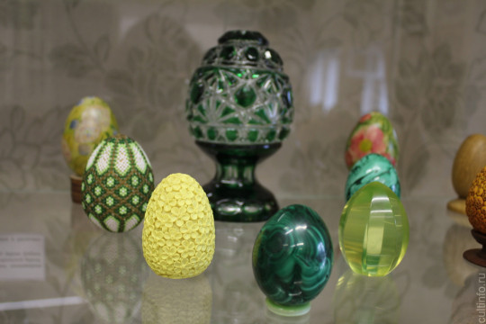 Все разнообразие пасхальных яиц представлено на выставке в «Резном палисаде» 