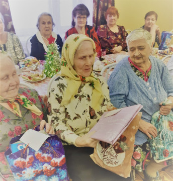 В областной столице открыт сбор подарков для одиноких пожилых людей