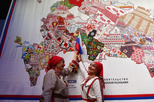 Вышитую карту России представили в Чебоксарах. Образ Вологодчины на карте создала мастерица Дина Теленкова