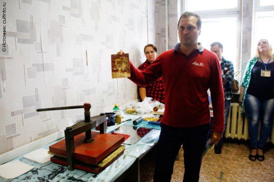 Петербургский график Павел Пичугин провел мастер-класс по линогравюре в новом здании Вологодской картинной галереи