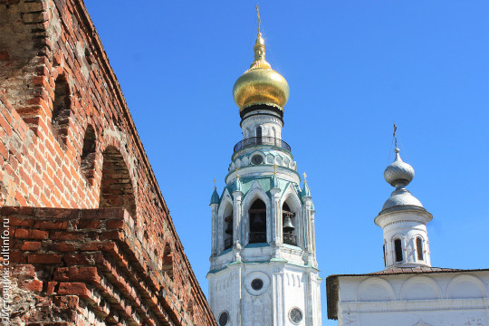 Сколько золота уходит на золочение купола колокольни Софийского собора, рассказывает проект «Архив 100х100»
