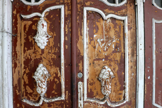 В Вологде реставрируют старинные двери дома Бутыриной