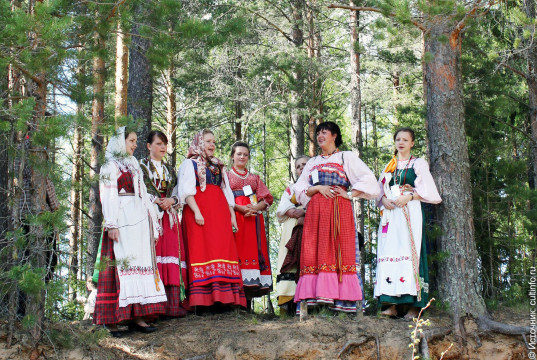 «Хохловские игрища» вновь собирают мастеров и фольклорные коллективы в Кадуйском районе