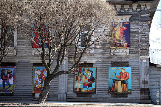 Эта выставка в окне: работы заслуженного художника России Генриха Асафова украсили окна деревянного дома на улице Чернышевского