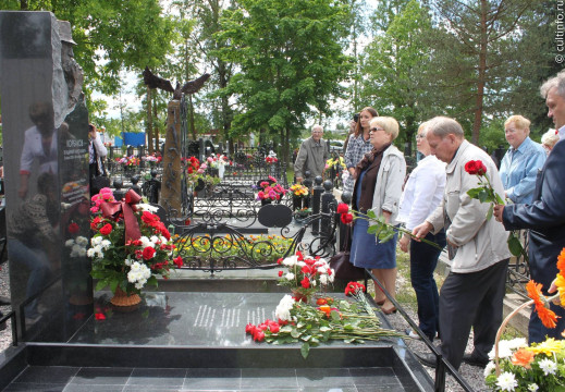 Надгробный памятник художнику Владимиру Корбакову открыли на Пошехонском кладбище в Вологде