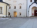 В Кирилло-Белозерском монастыре площадка у Успенского собора, Трапезной палаты и церкви Кирилла Белозерского вымощена надгробными плитами