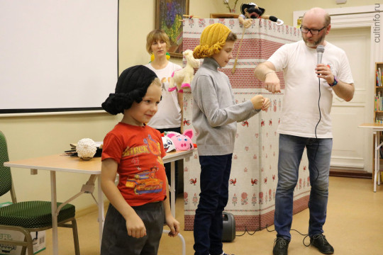 «Нам всем не хватает невидимых сказок»: писатель Андрей Рафф представил юным вологжанам театрализованную программу 