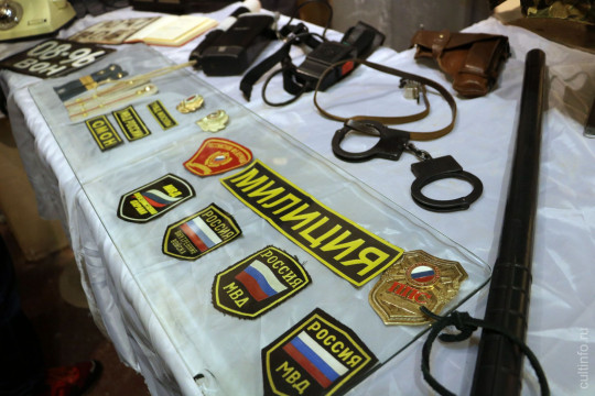 Первая омоновская дубинка и справочник милиционера: выставка ко Дню милиции открылась в Вологде