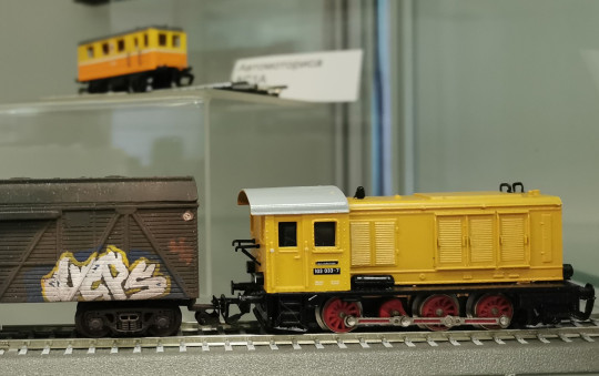 Модели поездов из пластиковых карт и школьных линеек можно увидеть на выставке в Юношеском центре