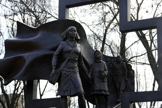 Памятник военным медсестрам появился на привокзальной площади Череповца