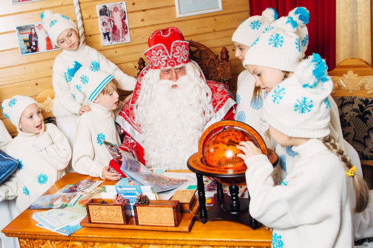 Дед Мороз готовится к новогоднему путешествию