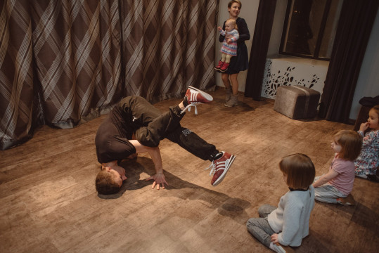«Танцуем с мамой»: «Красный угол» предлагает родителям и их детям научиться танцевать брейк-данс