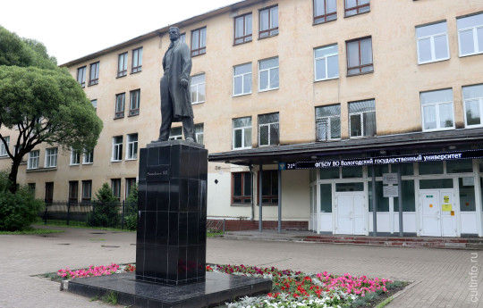 Маяковский был и остается лучшим: к 130-летию со дня рождения поэта рассказываем, что связывает его с областной столицей