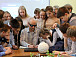 Николай Пепень проводит занятие с вологодскими школьниками. Фото 2018 года