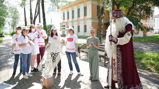 Дед Мороз передал Вологде официальное приглашение на Русские Ганзейские дни и прогулялся по маршруту «Кружевной линии»
