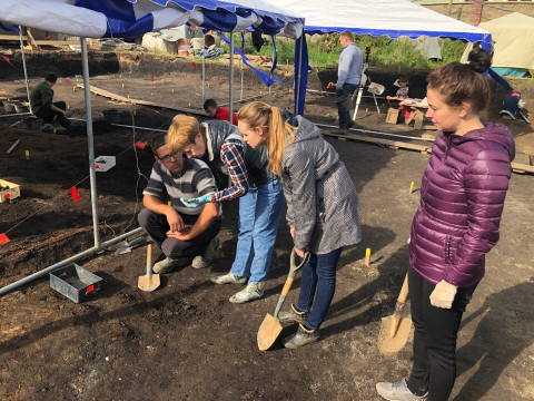 Волонтеры приняли участие в археологических раскопках на Вологодском городище