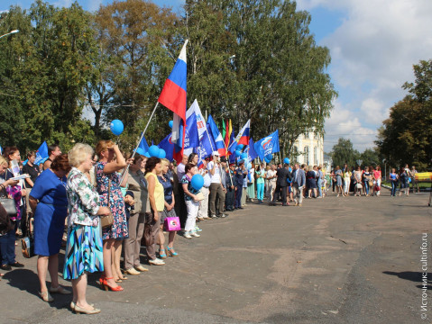 Традиционным концертом на площади Революции отметили вологжане День Государственного флага России