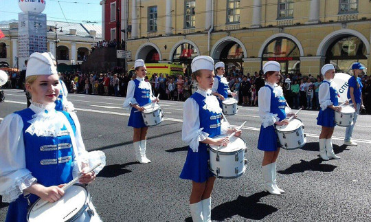 Ансамбль барабанщиц Череповецкого училища искусств выступил на параде к 315-летию Санкт-Петербурга