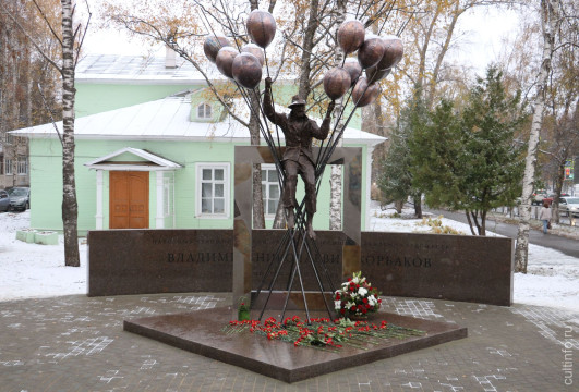 Памятник народному художнику Владимиру Корбакову торжественно открыли возле музея его имени