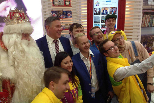 Дед Мороз подарил русскую сказку участникам ХIX Всемирного фестиваля молодежи и студентов в Сочи