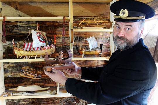 Череповецкий мастер Сергей Токарев покажет на фестивале «Кижская регата» лодку, украшенную фигурами лошадей