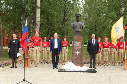 В Кириллове открыли памятник Герою Советского Союза летчику Евгению Преображенскому 