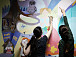Преподаватели вологодской художественной школы расписывают стену у входа в школу