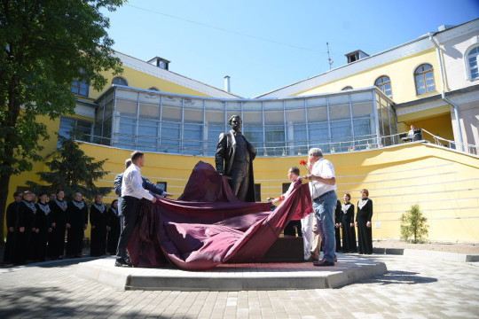Памятник меценату Христофору Леденцову открыли в Вологде перед зданием ВоГУ