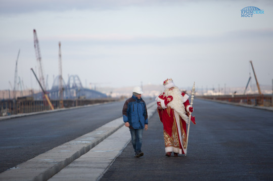 Дед Мороз провел волшебную проверку Крымского моста