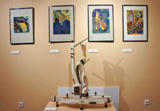 «Гармонию контрастов» демонстрирует в Кириллове выставка Владимира Кордюкова и Елены Копейкиной