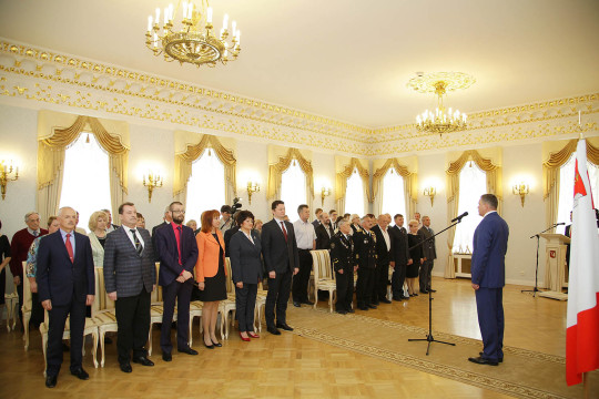 Губернатор Олег Кувшинников наградил выдающихся вологжан