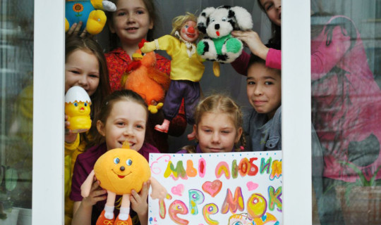 Акцию «Кукла в каждом окне» вновь проводит «Теремок». Театр также приглашает зрителей вместе отметить Международный день кукольника