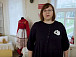 В День вологодского кружева мастерица Мария Медкова проводит экскурсию по выставке «Истоки кружевного ремесла»