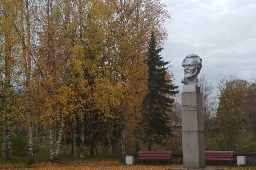 Памятник поэту в Белозерск. Фото Белозерского краеведческого музея