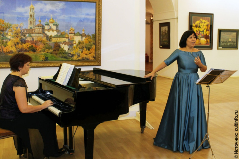 Открытие выставки в Центральном выставочном зале ВОКГ. Поет Ирина Муратбекова. 2015 год