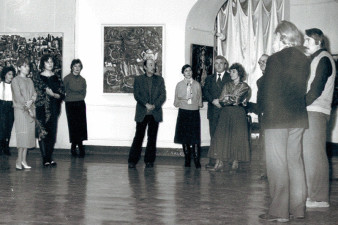 Любовь Соснина и Александр Пантелеев на выставке Дмитрия Журавлева. Фото 1980-х гг.