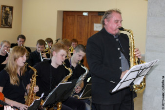 Международный день музыки, 2012 год. Преподаватель колледжа С.Т.Кузнецов со студентами