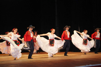 Концерт к 45-летию ансамбля народного танца «Рябинка» на сцене ДК ПЗ. 10 апреля 2016 года. Фото ГДК