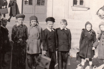 Владимир Воропанов (второй слева) среди учеников младших классов средней школы № 2. Фото из личного архива