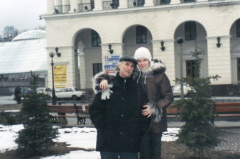 Валерий Иванович Писанко с дочерью Анной у здания Киевской консерватории