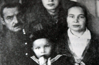 Нина Груздева в детстве с родителями и старшим братом