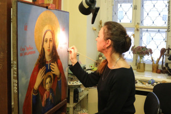 Реставратор Ольга Карпачева завершает реставрацию иконы Тюрина