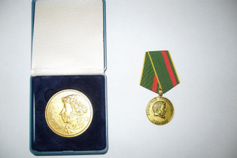 Золотая медаль Пушкинского комитета и серебряная медаль Академии наук
