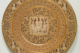 Декоративная тарелка «Свадьба», 1996 г.
Дерево, береста, резьба по бересте. Из коллекции Великоустюгского музея-заповедника.